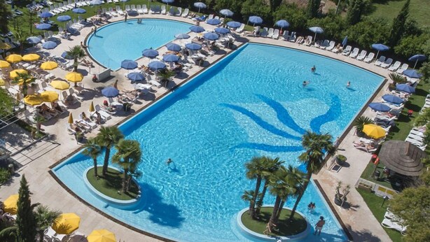 A large rectangular swimming pool with multiple lanes, surrounded by sun loungers and umbrellas. - Hotel Antares (Villafranca di Verona)