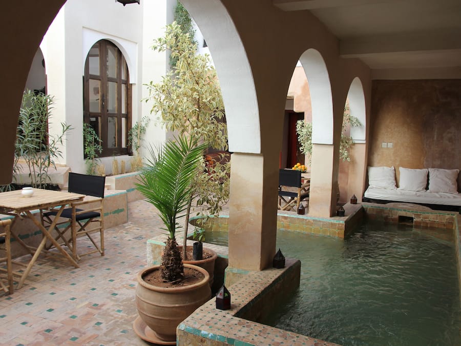 2 utendørsbassenger, bassengparasoller og solsenger