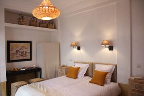 In-room safe, desk, blackout curtains, soundproofing - Riad Dar Nimbus (Marrakech)