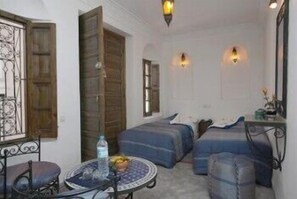 Desk, iron/ironing board, free WiFi - Riad Nerja Hotel (Marrakech)
