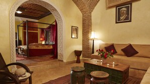 Un interior tradicional con un sofá, una mesa de centro y un jarrón decorativo.
