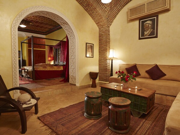 Un interior tradicional con un sofá, una mesa de centro y un jarrón decorativo.