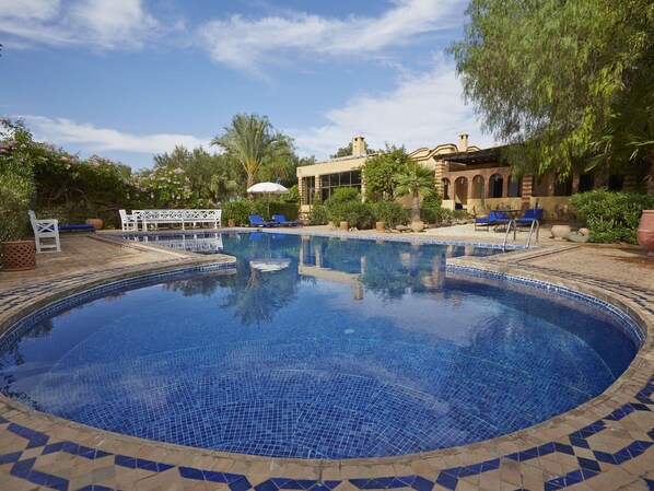 2 buitenzwembaden, parasols bij het zwembad en ligstoelen