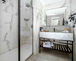 Suite | Salle de bain | Baignoire et douche séparées, douche cascade, séchoir à cheveux