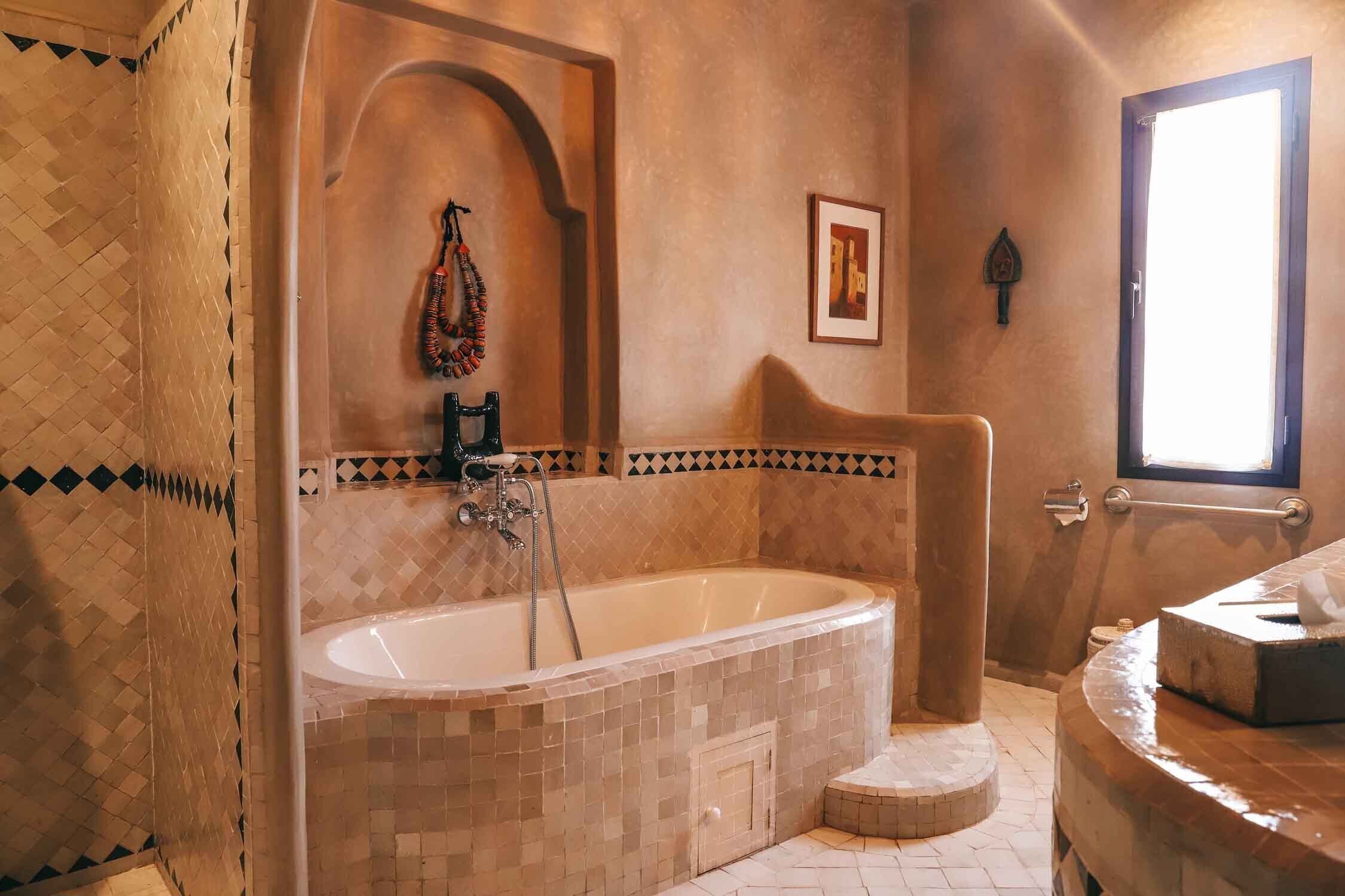 Ein Badezimmer mit einer großen Badewanne, einer Dusche und einem Waschbecken.