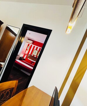 Kamar Triple | 2 kamar tidur, selimut bulu angsa, minibar, dan brankas