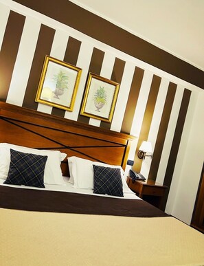Kamar Double | 2 kamar tidur, selimut bulu angsa, minibar, dan brankas