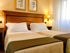 Værelse med 2 enkeltsenge | 2 soveværelser, dundyner, minibar, pengeskab på værelset