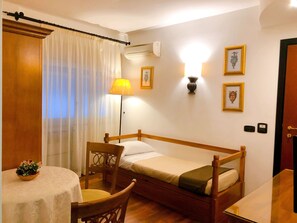 Triple Room | 2 bedrooms, down duvets, minibar, in-room safe - Hotel Florio Operà Palermo Central (Palermo)
