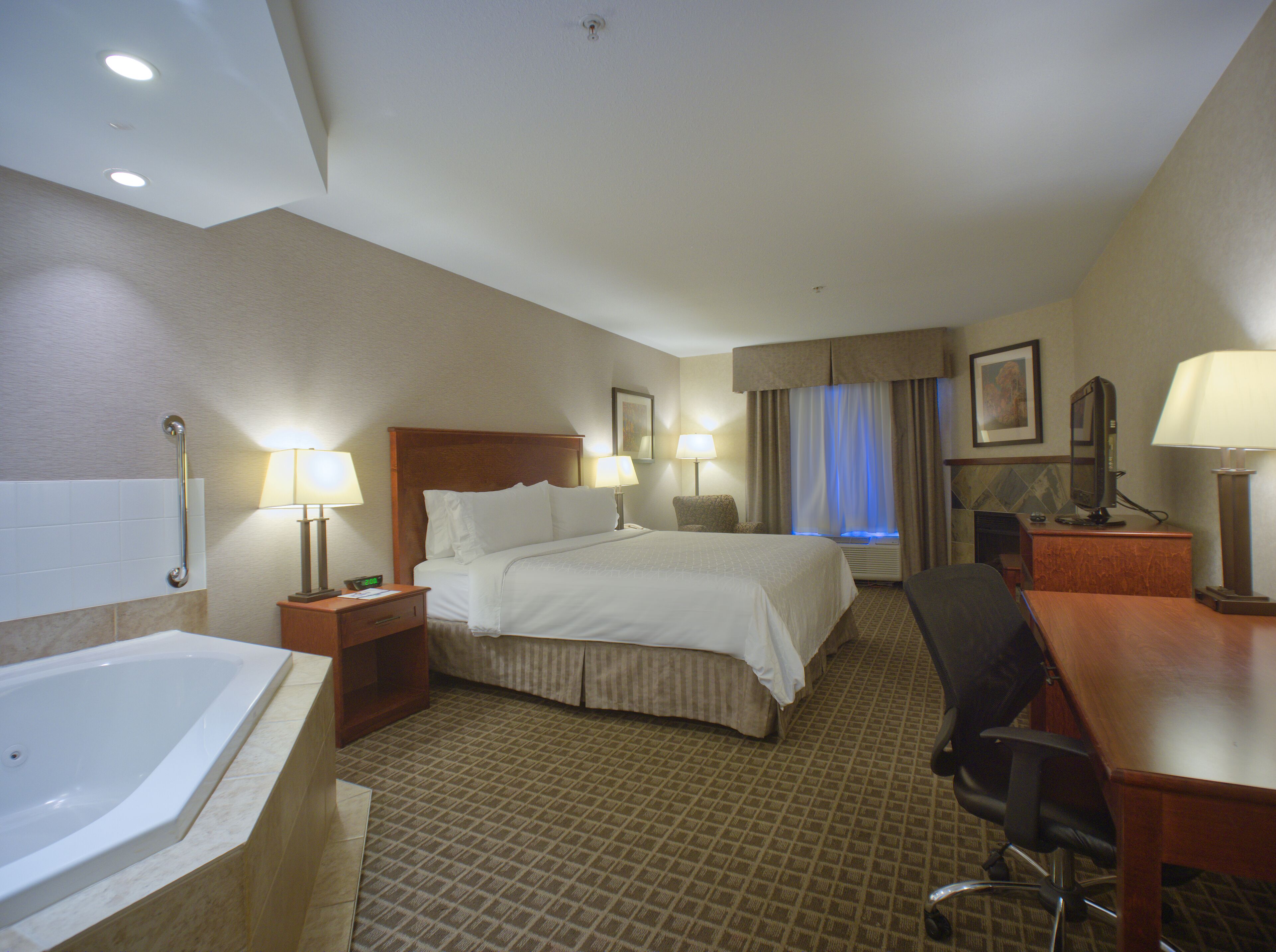 suite, 1 king bed, fireplace (jetted tub) | in-room safe, desk, iron/ironing board, free cots/infant beds
