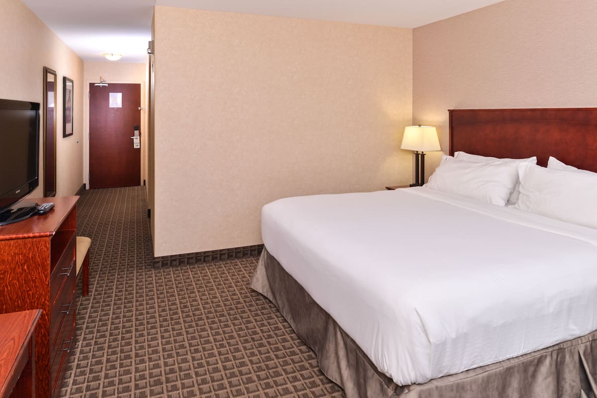 Standard Room, 1 King Bed | In-room safe, desk, iron/ironing board, cribs (free)