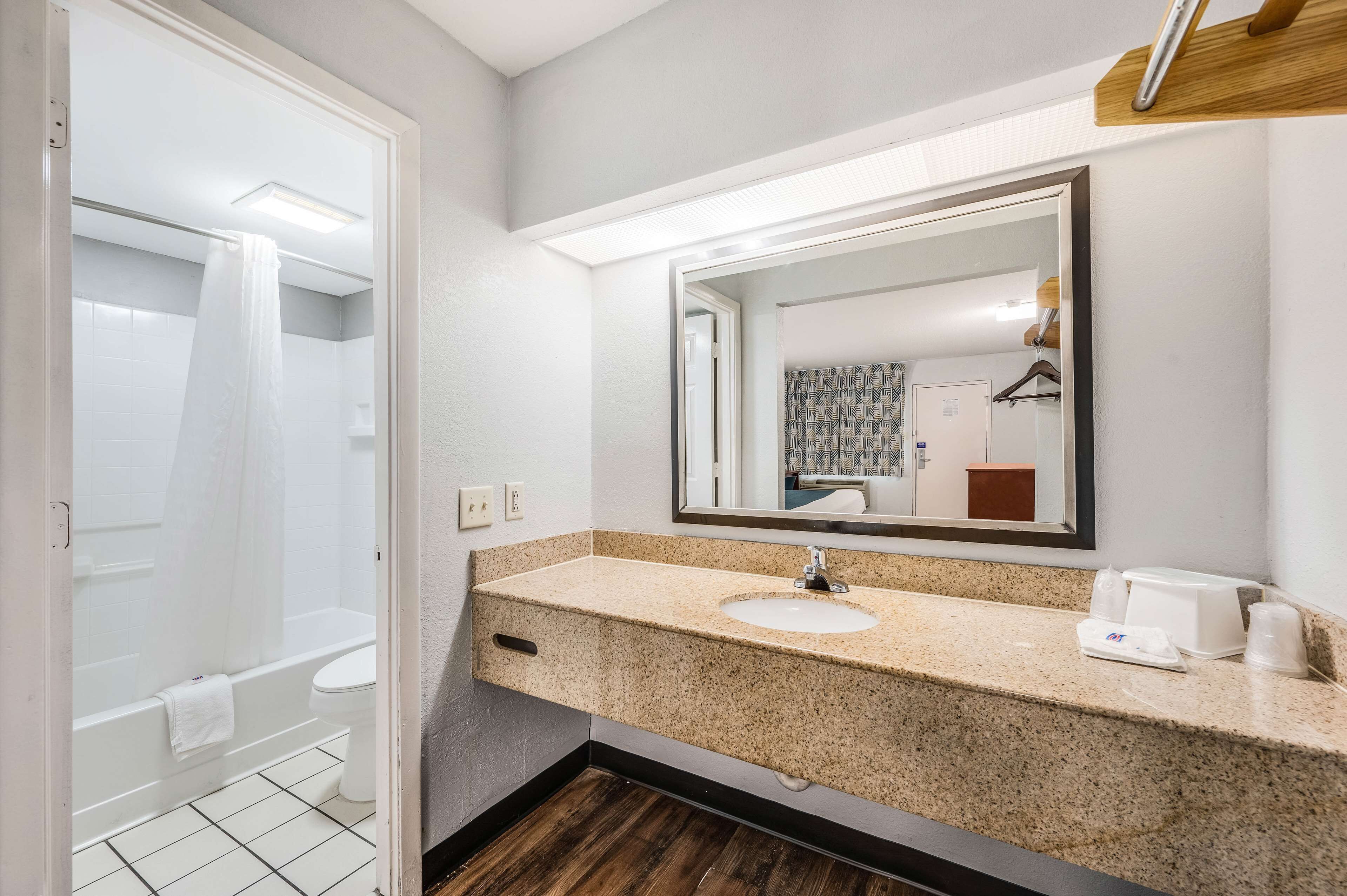 Kombinert dusj/badekar og håndklær