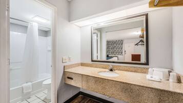 Kombinert dusj/badekar og håndklær