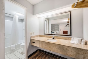 Kombinert dusj/badekar og håndklær