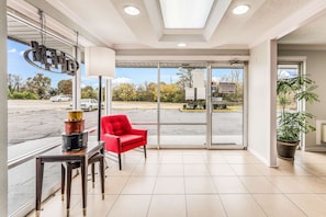 Lobby lounge - Motel 6 Tupelo, MS - Downtown (Tupelo)