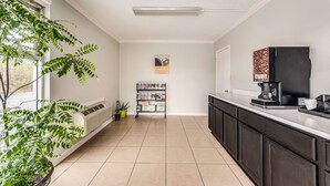 Eine moderne Küche mit Einbauherd, einer Kaffeemaschine und einem Kühlschrank.