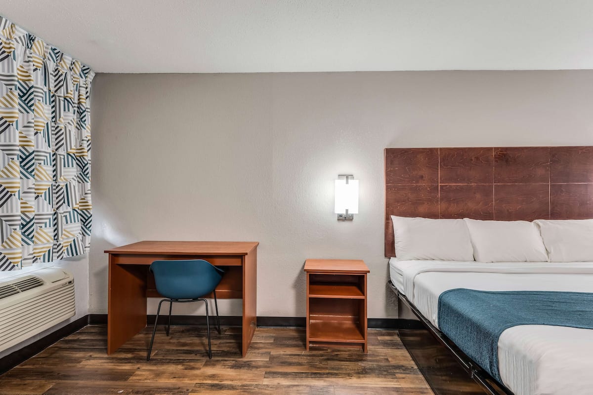 Muebles diferentes, escritorio, wifi gratis y ropa de cama
