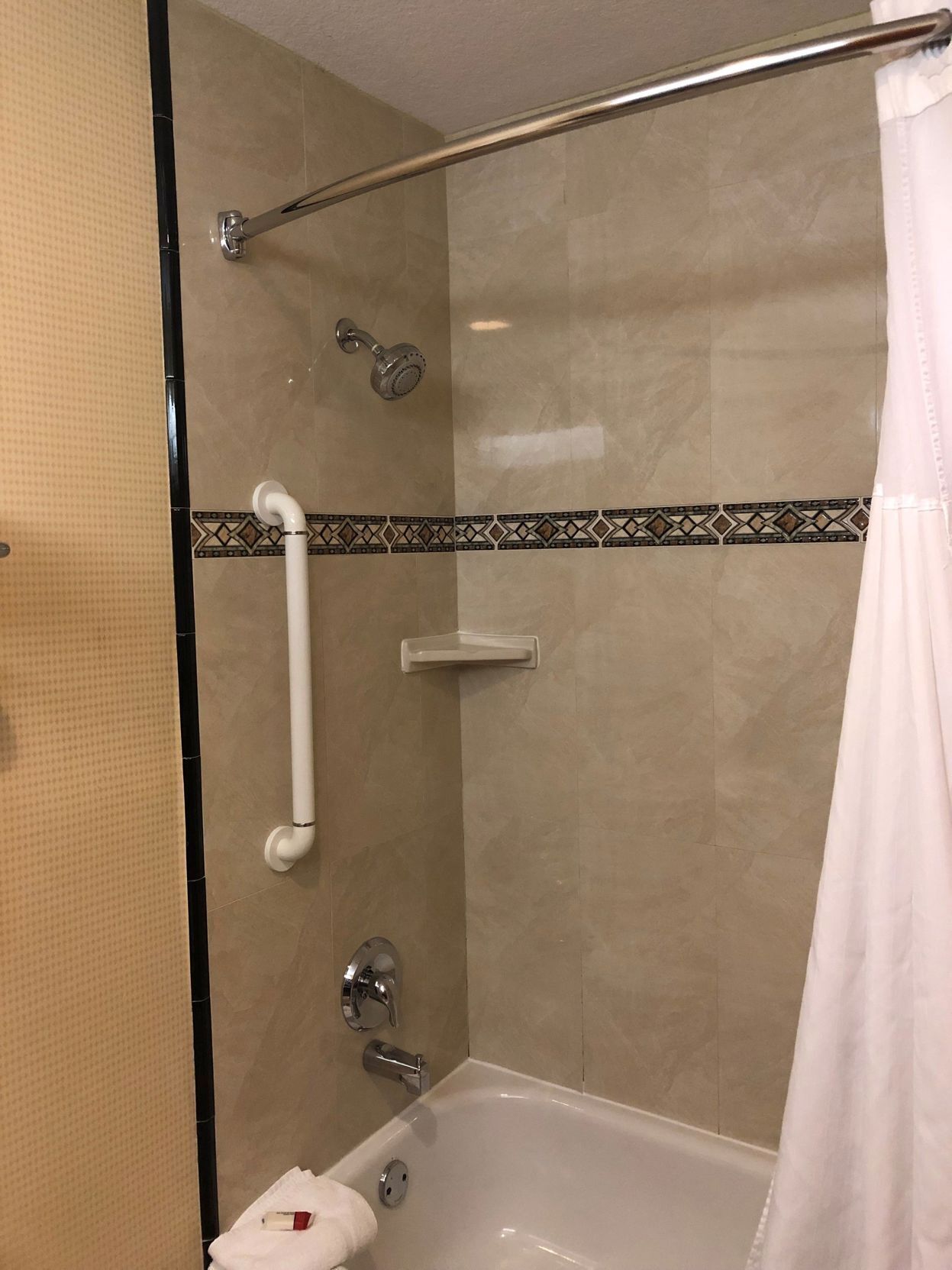Bathroom | Combined shower/tub, free toiletries, hair dryer, towels