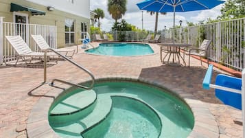 Piscine extérieure, parasols de plage, chaises longues