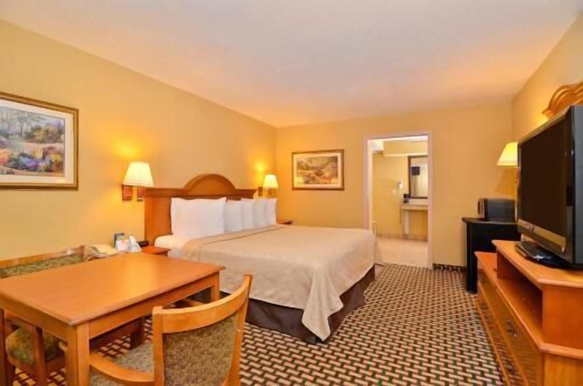 Skrivbord, strykjärn/strykbräda, gratis barnsängar och extrasängar