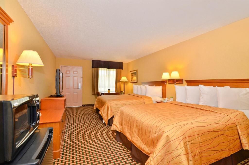 Skrivbord, strykjärn/strykbräda, gratis barnsängar och extrasängar