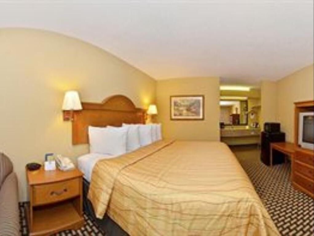 Skrivbord, strykjärn/strykbräda, gratis barnsängar och extrasängar