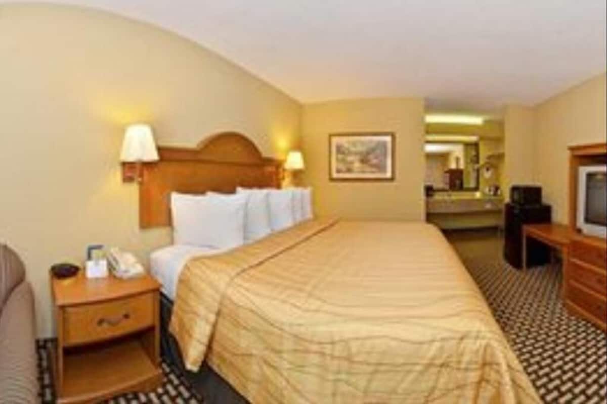 Desk, iron/ironing board, free cots/infant beds, rollaway beds