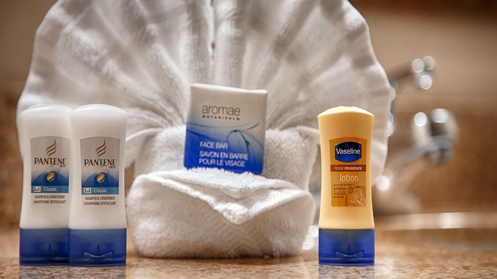 Baderomsfasiliteter | Kombinert dusj/badekar, toalettartikler (inkludert) og hårføner