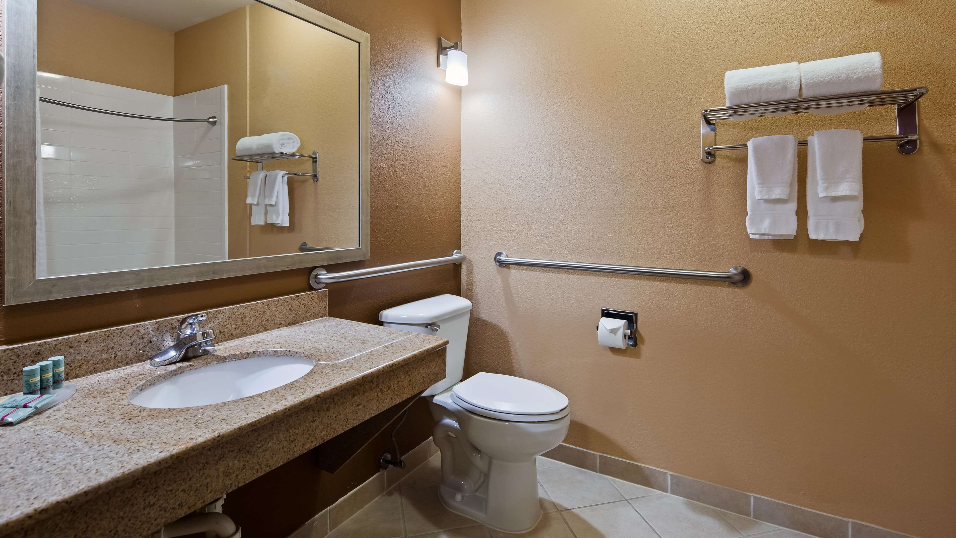 standard room, 2 queen beds, accessible, bathtub | bathroom | combined shower/bathtub, free toiletries, hair dryer, towels