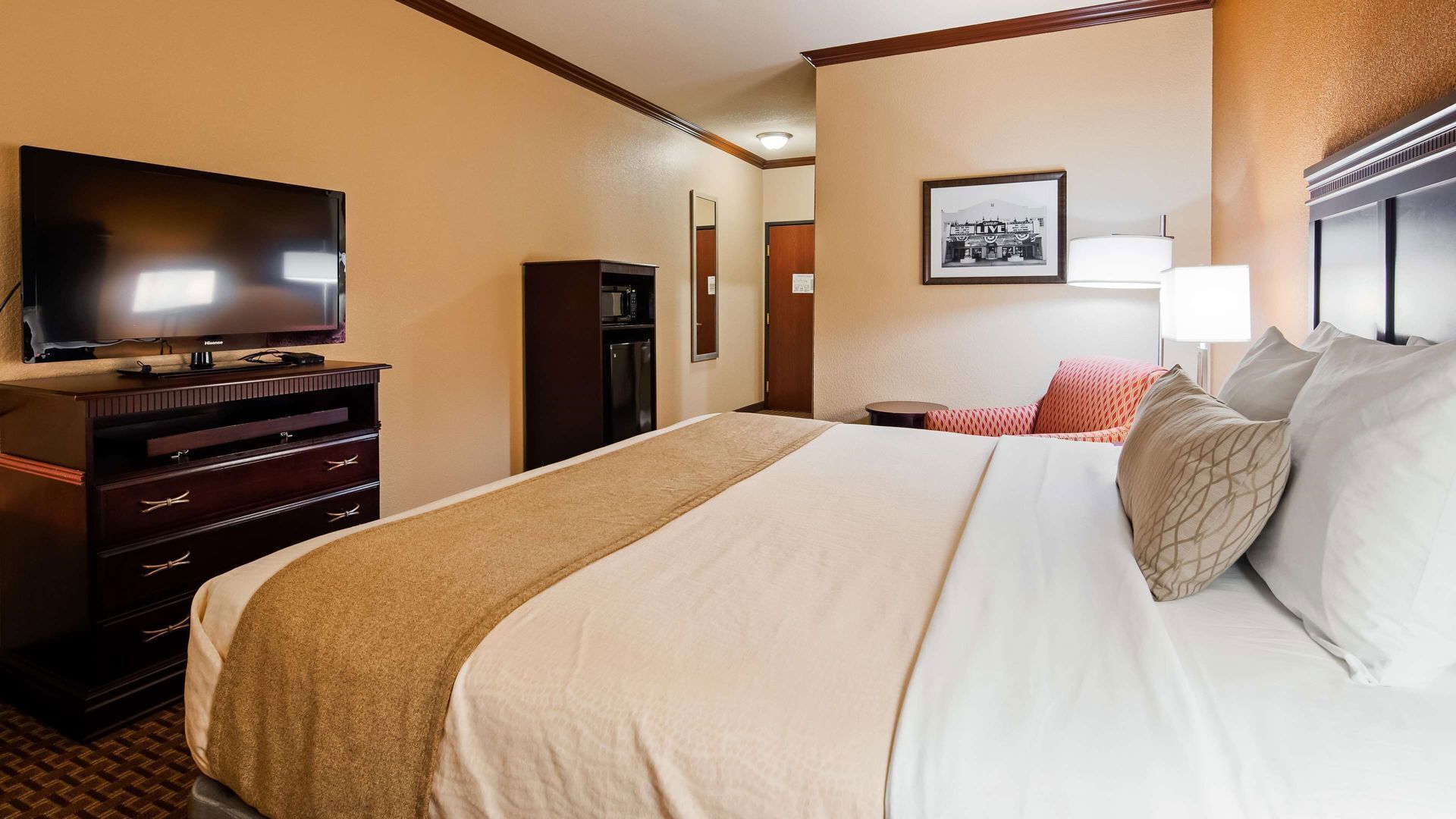 Sengetøy av topp kvalitet, senger med overmadrass og safe på rommet