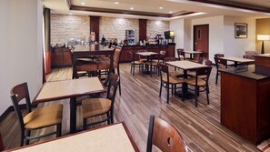Free buffet breakfast - Best Western Granbury Inn & Suites (Granbury)