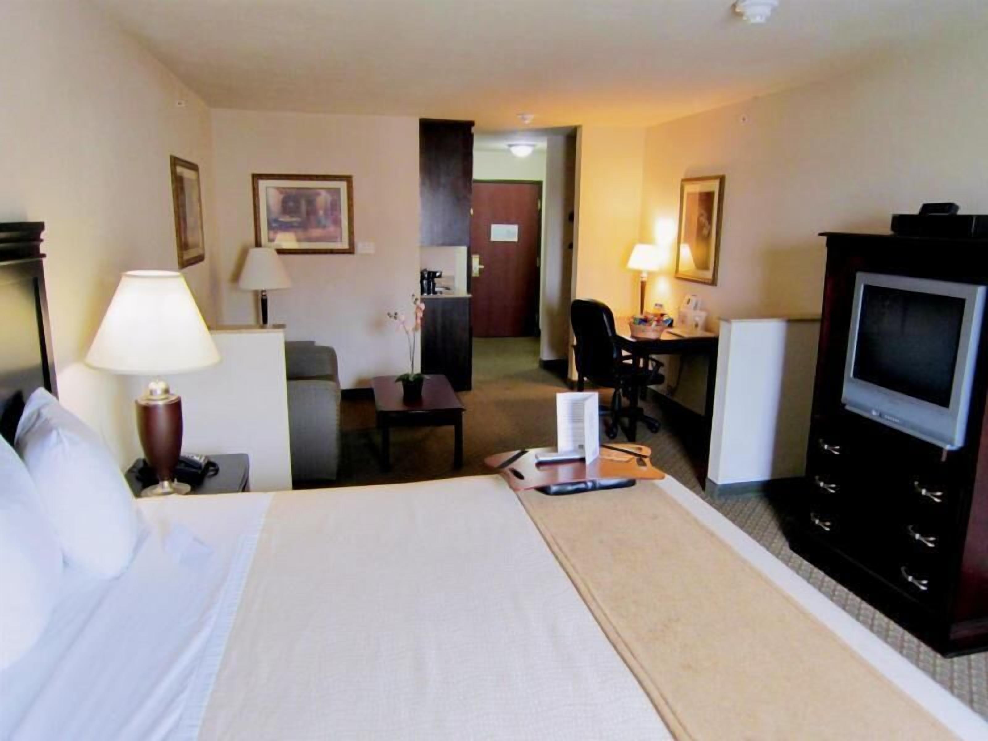 Sengetøy av topp kvalitet, senger med overmadrass og safe på rommet