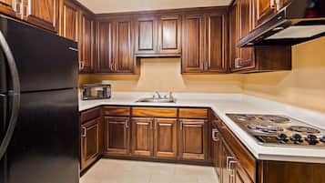 Standard Room, 1 King Bed, Non Smoking, Refrigerator & Microwave | Private kitchen | Fridge, microwave, coffee/tea maker