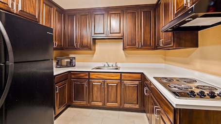 Standard Room, 1 King Bed, Non Smoking, Refrigerator & Microwave | Private kitchen | Fridge, microwave, coffee/tea maker