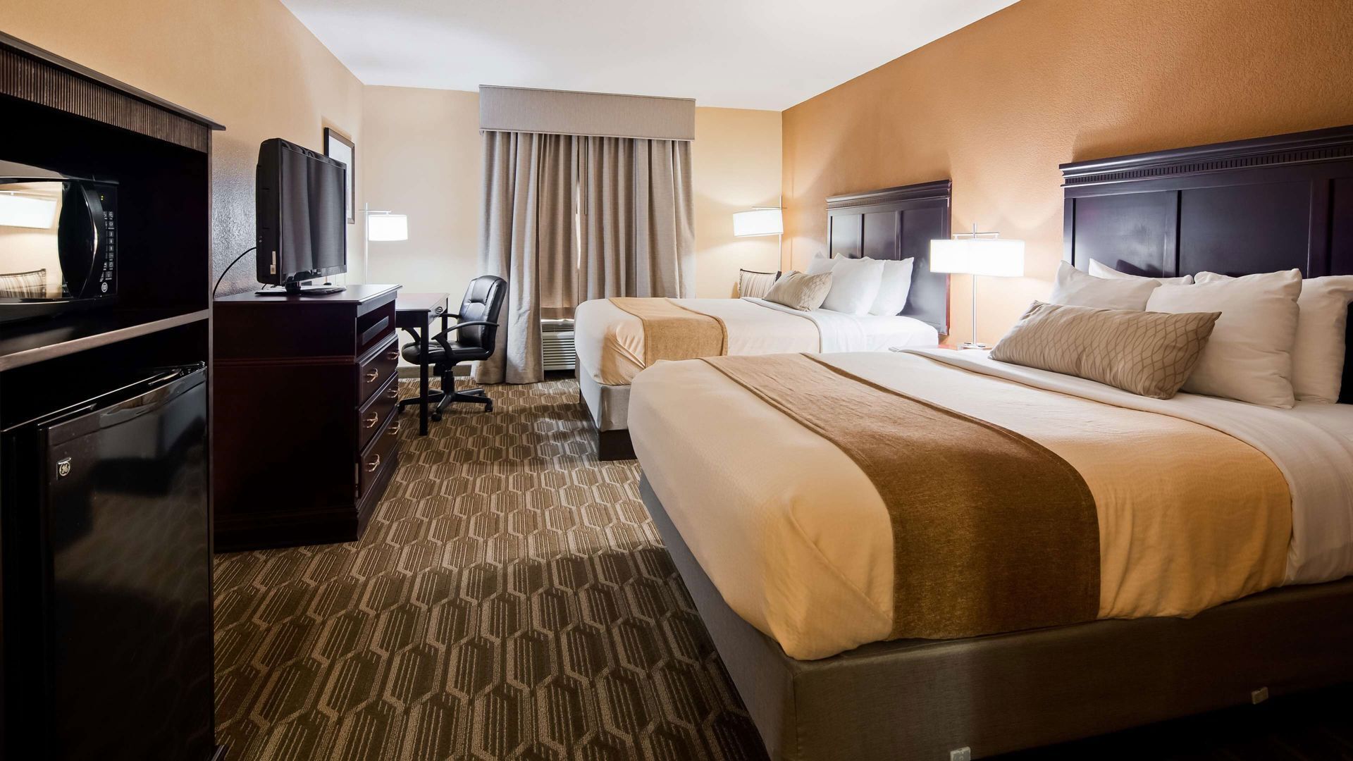 Sengetøy av topp kvalitet, senger med overmadrass og safe på rommet