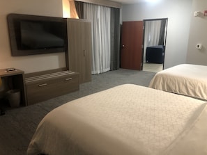套房, 1 間臥室 (Additional Living Area) | 客房內保險箱、遮光布/窗簾、隔音、熨斗/熨衣板