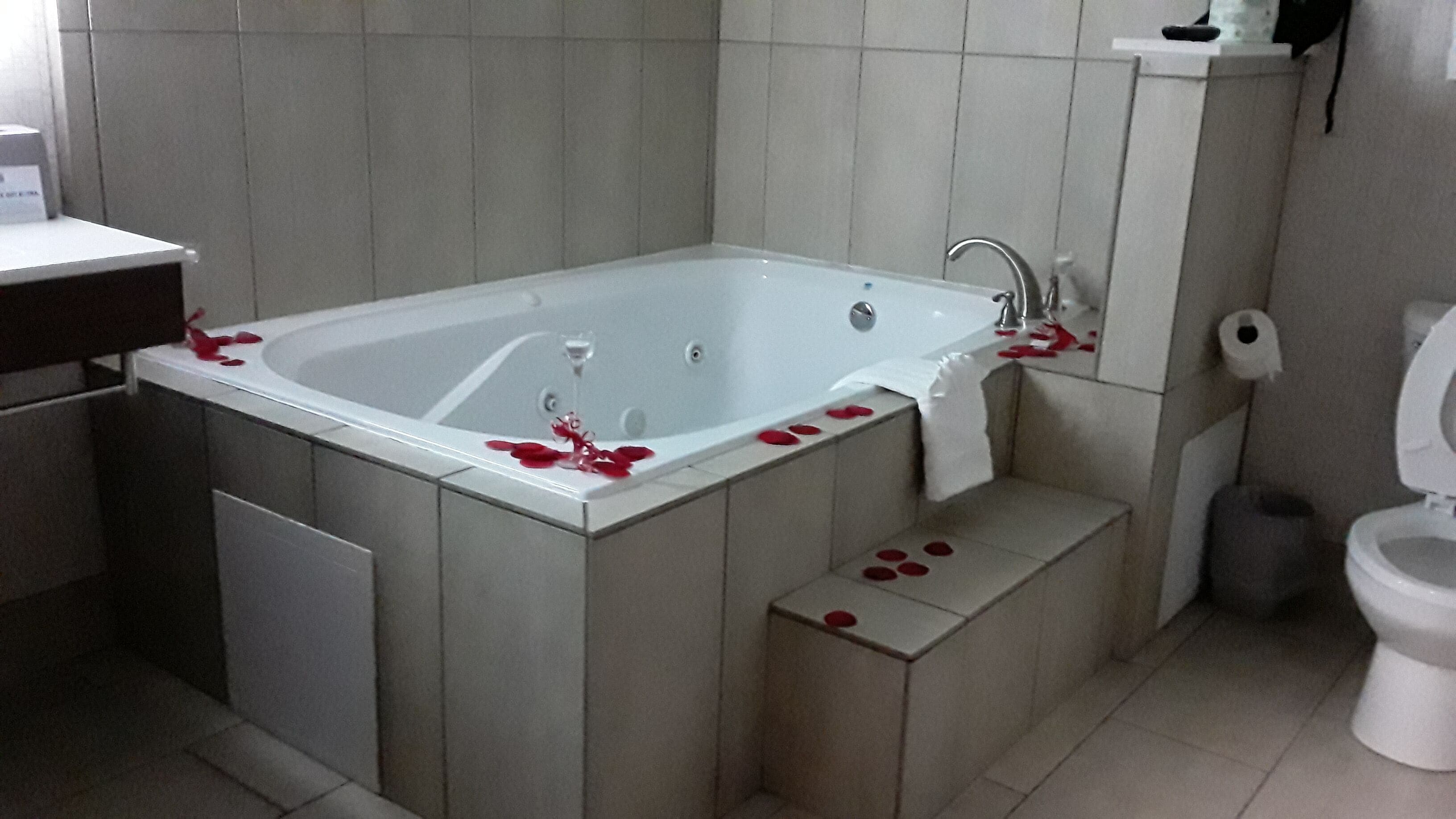standard room, 1 king bed, jetted tub | bathroom | free toiletries, hair dryer, towels
