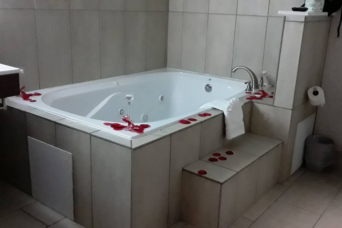 standard room, 1 king bed, jetted tub | bathroom | free toiletries, hair dryer, towels