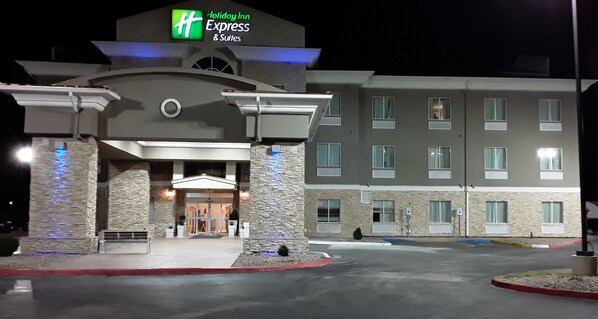 A Holiday Inn Express & Suites building with a stone facade, a central entrance with a canopy, and multiple windows. - Holiday Inn Express & Suites Woodward by IHG (Woodward)