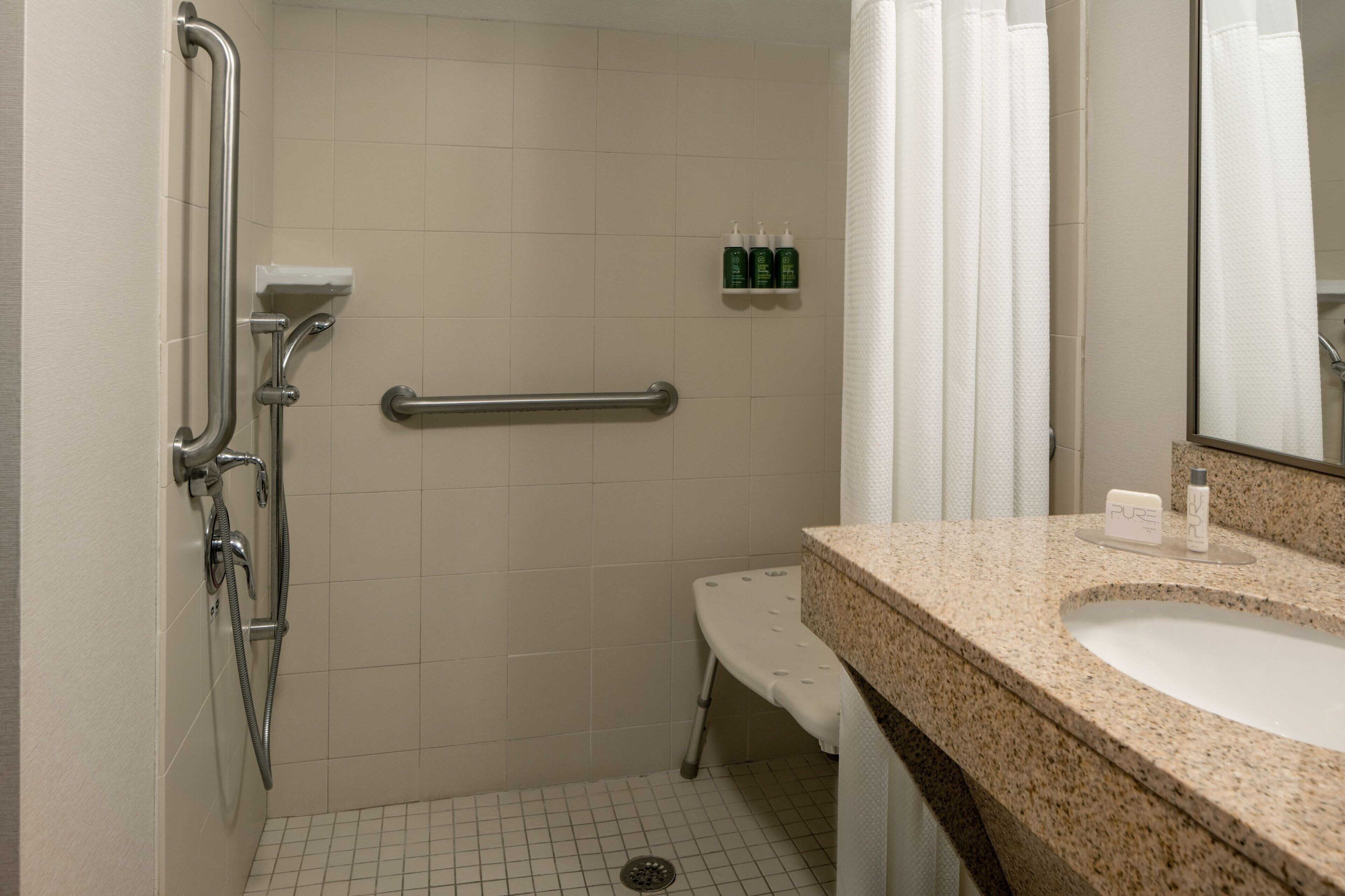 combined shower/bathtub, hair dryer, towels