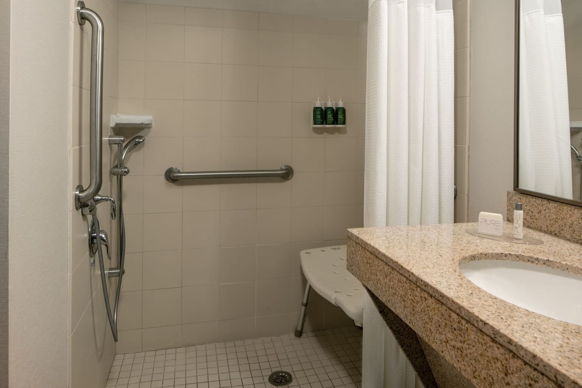combined shower/bathtub, hair dryer, towels