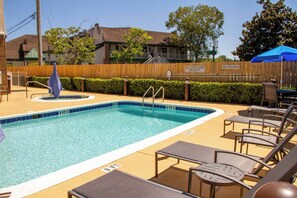 Outdoor pool, open 9:00 AM to 11:00 PM, pool umbrellas, sun loungers - Fairfield Inn & Suites Fort Walton Beach-Eglin AFB (Shalimar)