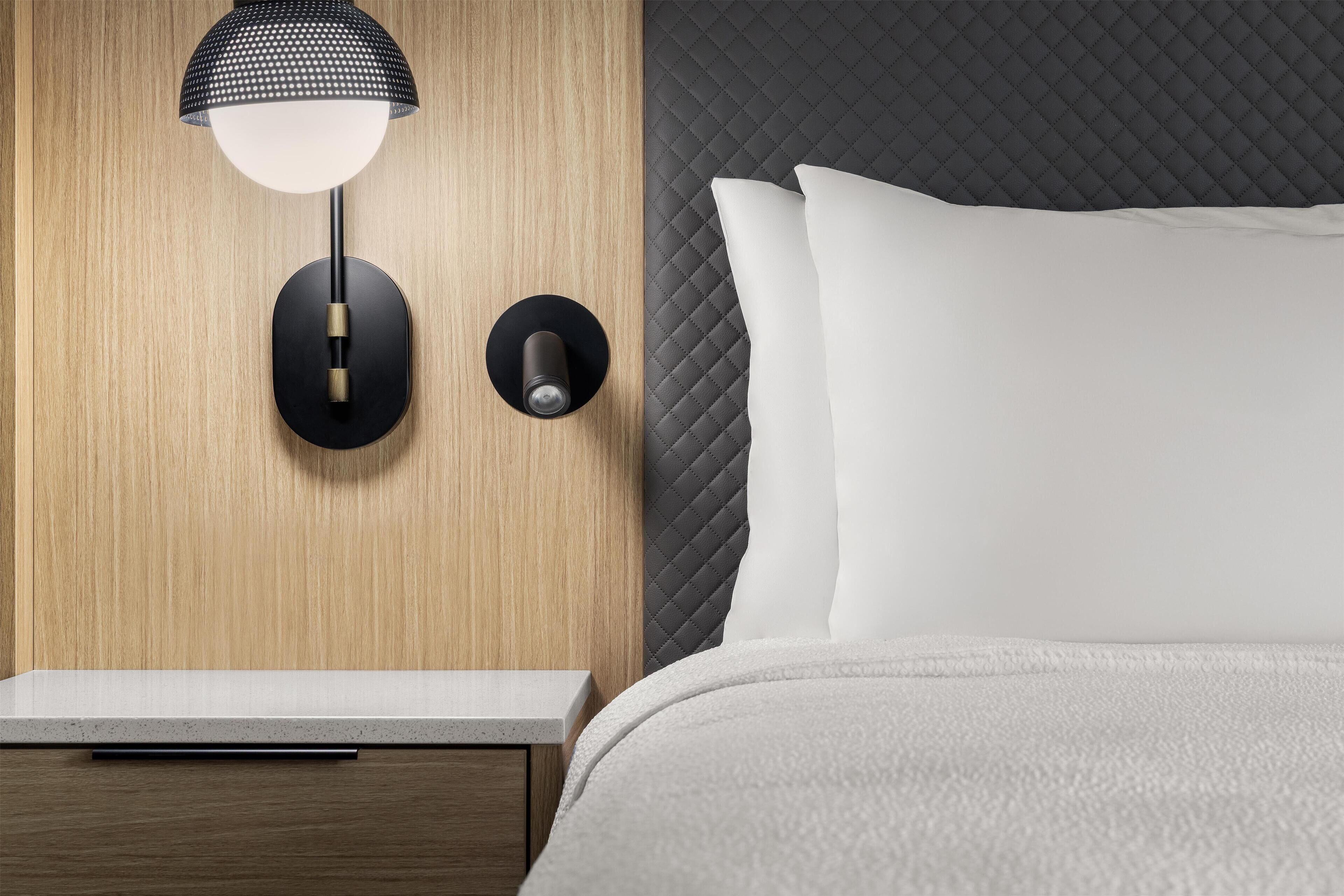 Langsir/tirai gelap terus, seterika/papan seterika 