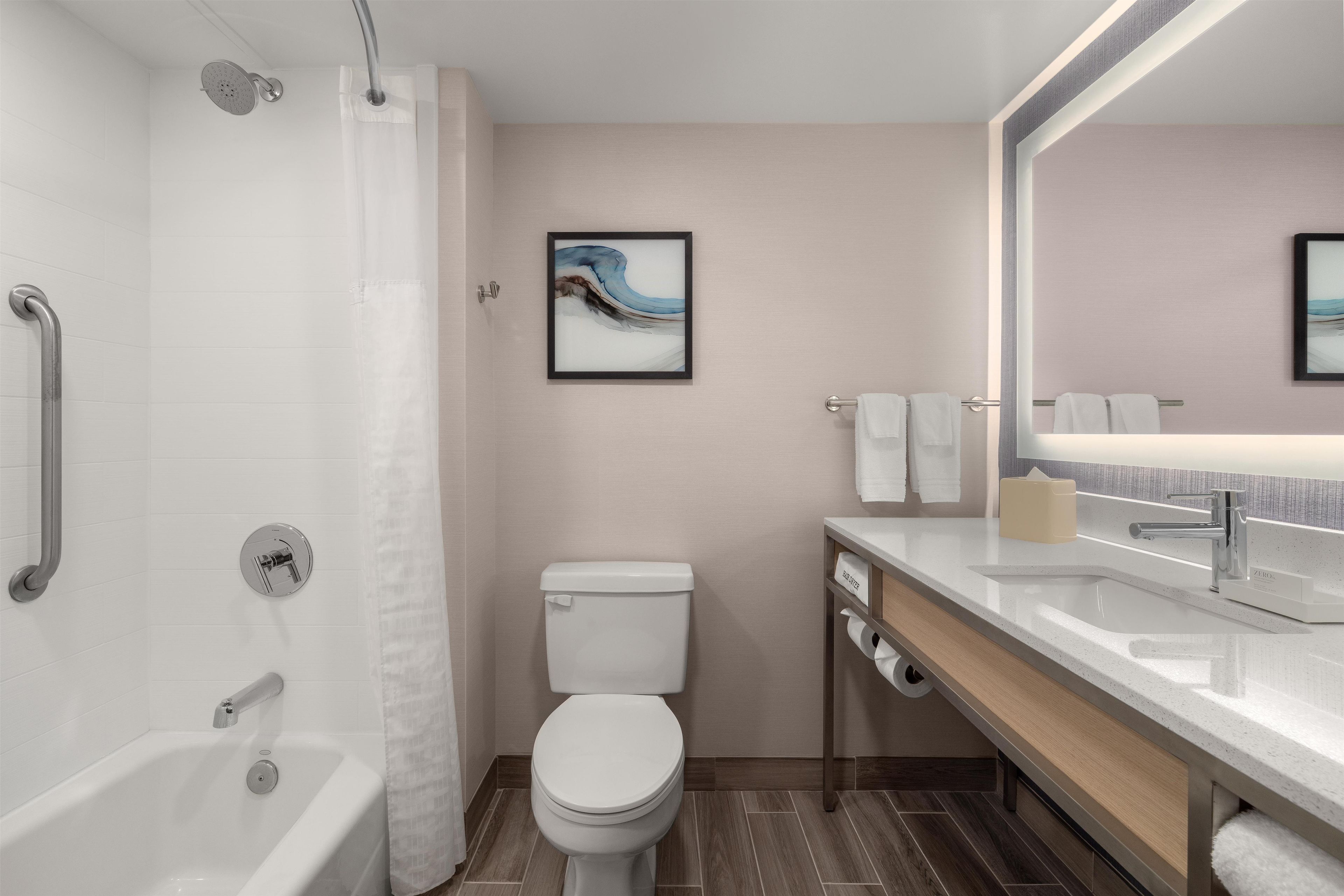 Un baño moderno con bañera, inodoro y lavamanos.