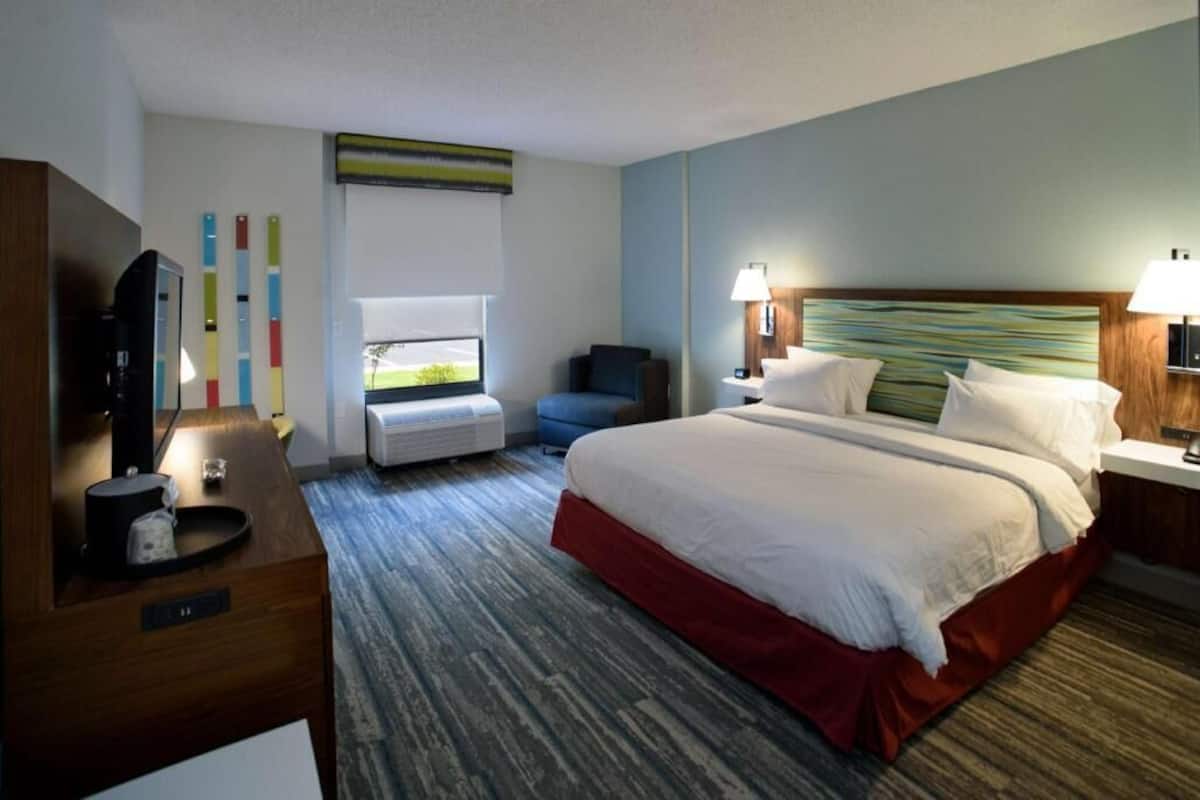 Premium bedding, in-room safe, desk, blackout curtains