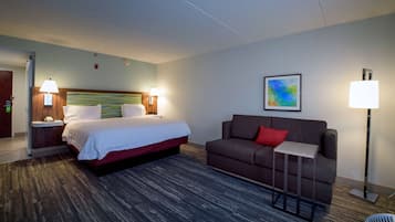 Habitación estándar, 1 cama de matrimonio grande con sofá cama | Ropa de cama de alta calidad, caja fuerte, escritorio y cortinas opacas