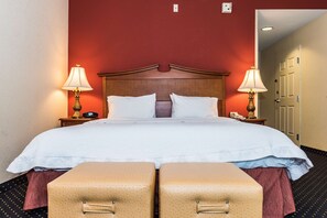 خزنة داخل الغرفة ومكتب ومكواة/لوح كي وأسرّة أطفال/رضّع (مجانًا)