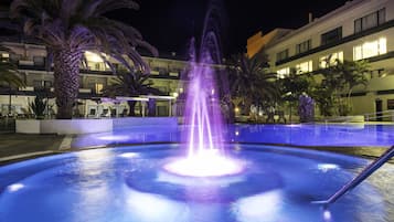 Piscine extérieure, parasols de plage, chaises longues
