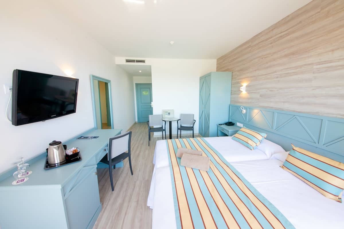 Minibar, meja kerja, tirai kedap cahaya, dan setrika/meja setrika
