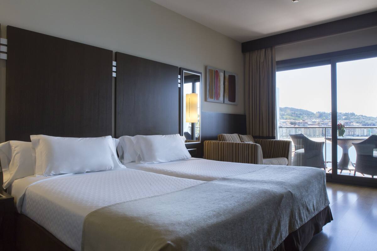 Premium bedding, minibar, in-room safe, desk